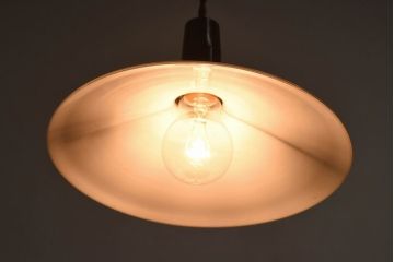 昭和レトロ　柔らかな光を作り出す平笠シェードのペンダントライト(天井照明、吊り下げ照明、電笠)(1)