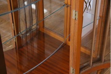 アンティーク家具　イギリス　アンティークスタイルの空間作りに活躍するガラスキャビネット(ガラスケース、ショーケース、飾り棚)