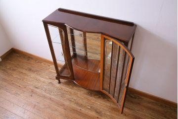 アンティーク家具　イギリス　アンティークスタイルの空間作りに活躍するガラスキャビネット(ガラスケース、ショーケース、飾り棚)