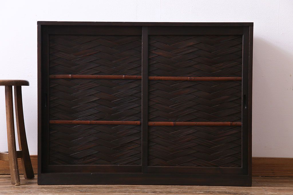 アンティーク家具　昭和初期　網代編み　和の雰囲気を高める小振りな戸棚(収納棚)