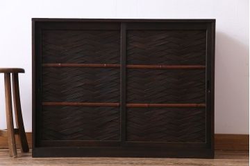 アンティーク家具　昭和初期　網代編み　和の雰囲気を高める小振りな戸棚(収納棚)