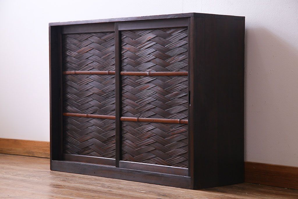 アンティーク家具　昭和初期　網代編み　和の雰囲気を高める小振りな戸棚(収納棚)