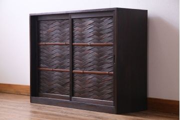 アンティーク家具　昭和初期　網代編み　和の雰囲気を高める小振りな戸棚(収納棚)
