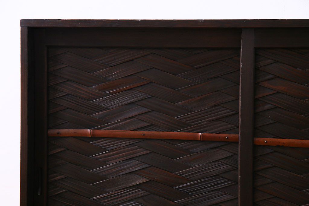 アンティーク家具　昭和初期　網代編み　和の雰囲気を高める小振りな戸棚(収納棚)