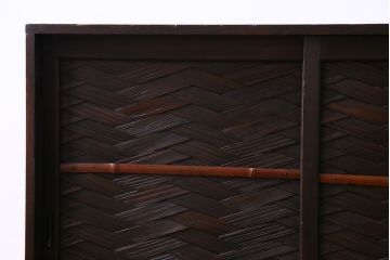 アンティーク家具　昭和初期　網代編み　和の雰囲気を高める小振りな戸棚(収納棚)