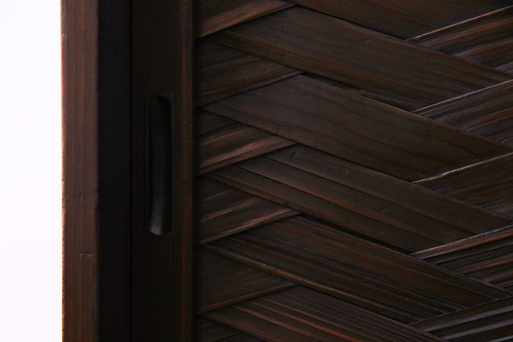 アンティーク家具　昭和初期　網代編み　和の雰囲気を高める小振りな戸棚(収納棚)