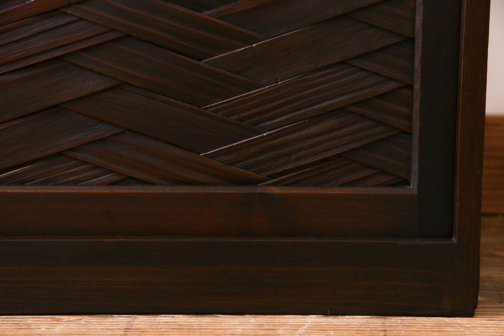 アンティーク家具　昭和初期　網代編み　和の雰囲気を高める小振りな戸棚(収納棚)