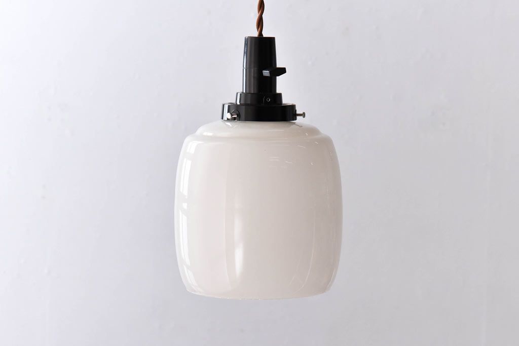 昭和レトロ　丸みを帯びた筒型のシェードが愛らしいペンダントライト(天井照明、吊り下げ照明)