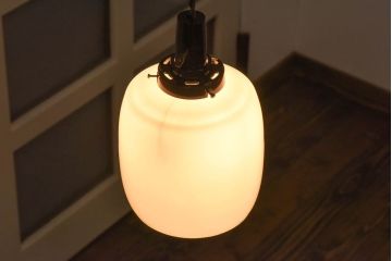 昭和レトロ　丸みを帯びた筒型のシェードが愛らしいペンダントライト(天井照明、吊り下げ照明)