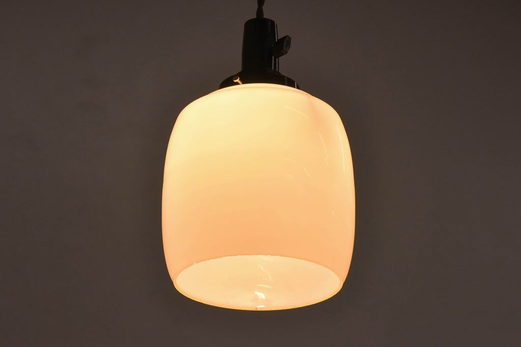 昭和レトロ　丸みを帯びた筒型のシェードが愛らしいペンダントライト(天井照明、吊り下げ照明)