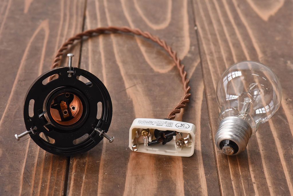 昭和レトロ　丸みを帯びた筒型のシェードが愛らしいペンダントライト(天井照明、吊り下げ照明)