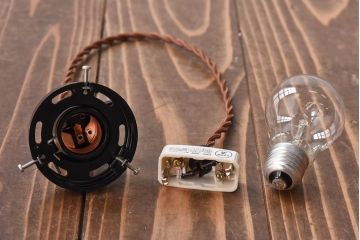 昭和レトロ　丸みを帯びた筒型のシェードが愛らしいペンダントライト(天井照明、吊り下げ照明)