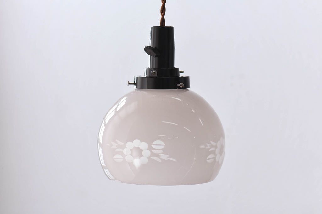 昭和レトロ　コロンと丸いフォルムが愛らしい切子のペンダントライト(天井照明、吊り下げ照明)です。