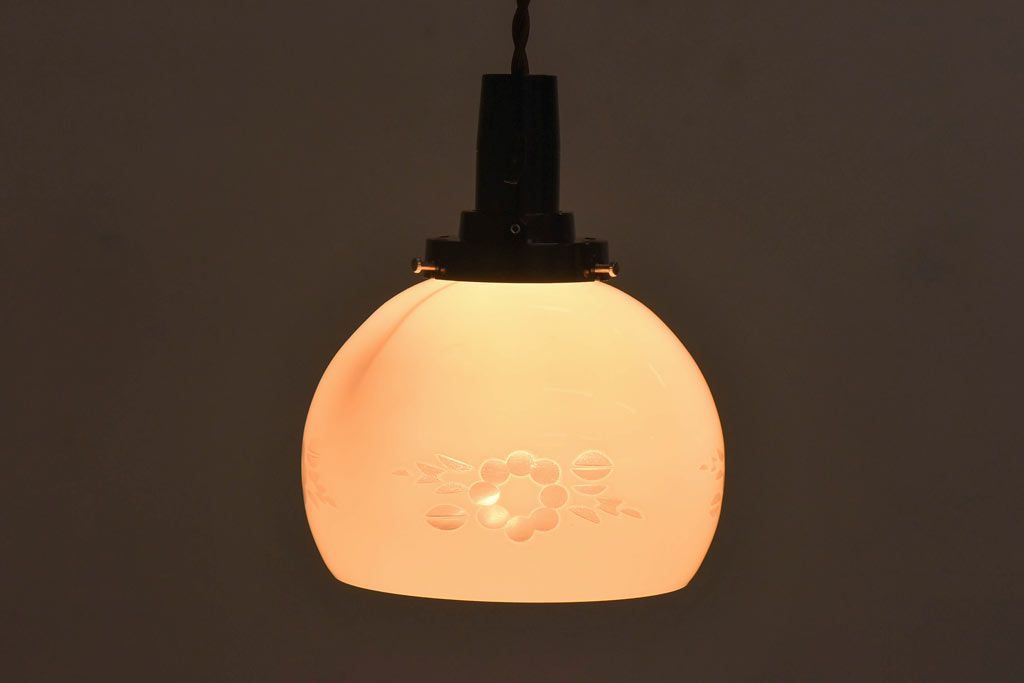 昭和レトロ　コロンと丸いフォルムが愛らしい切子のペンダントライト(天井照明、吊り下げ照明)です。