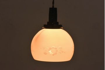 昭和レトロ　コロンと丸いフォルムが愛らしい切子のペンダントライト(天井照明、吊り下げ照明)です。