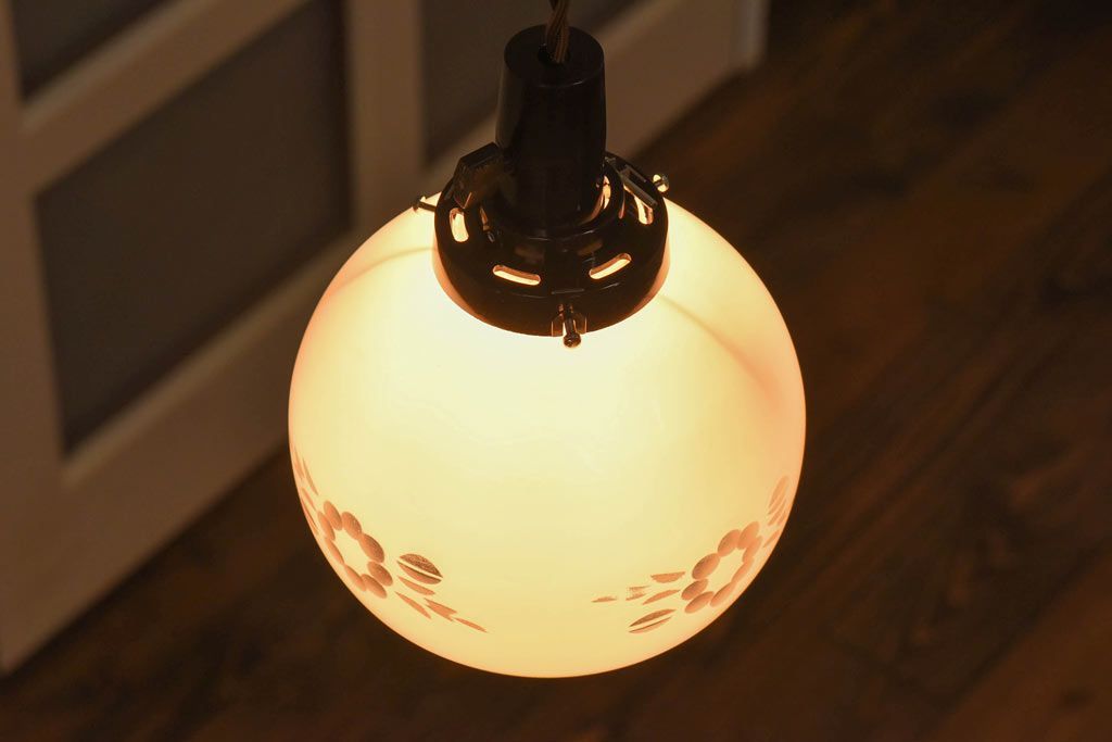 昭和レトロ　コロンと丸いフォルムが愛らしい切子のペンダントライト(天井照明、吊り下げ照明)です。