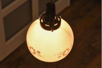 昭和レトロ　コロンと丸いフォルムが愛らしい切子のペンダントライト(天井照明、吊り下げ照明)です。