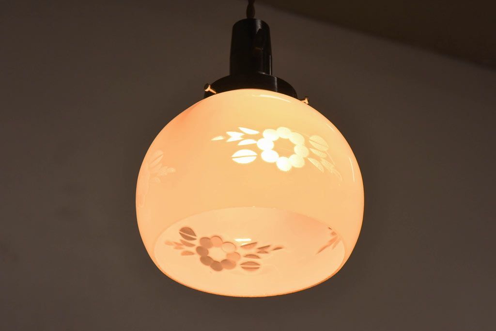 昭和レトロ　コロンと丸いフォルムが愛らしい切子のペンダントライト(天井照明、吊り下げ照明)です。