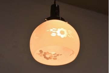 昭和レトロ　コロンと丸いフォルムが愛らしい切子のペンダントライト(天井照明、吊り下げ照明)です。