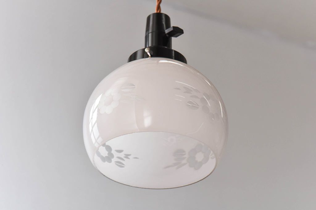 昭和レトロ　コロンと丸いフォルムが愛らしい切子のペンダントライト(天井照明、吊り下げ照明)です。