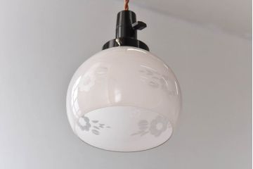 昭和レトロ　コロンと丸いフォルムが愛らしい切子のペンダントライト(天井照明、吊り下げ照明)です。