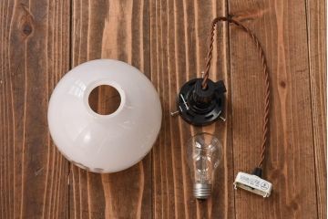 昭和レトロ　コロンと丸いフォルムが愛らしい切子のペンダントライト(天井照明、吊り下げ照明)です。