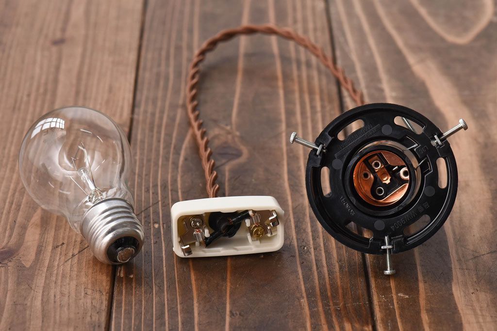 昭和レトロ　コロンと丸いフォルムが愛らしい切子のペンダントライト(天井照明、吊り下げ照明)です。