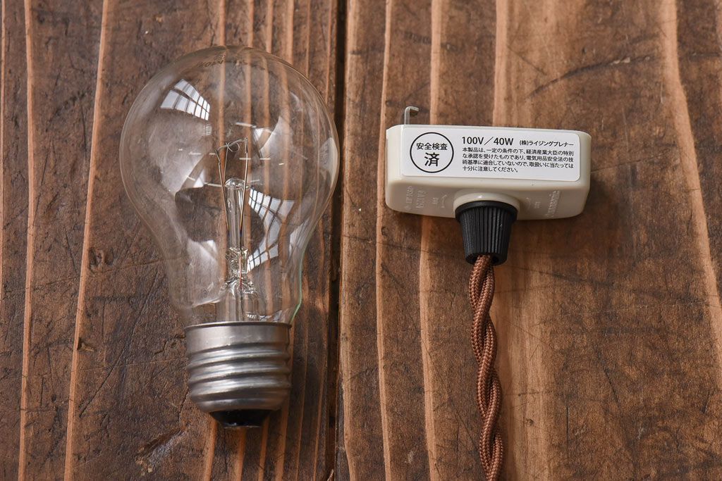 昭和レトロ　コロンと丸いフォルムが愛らしい切子のペンダントライト(天井照明、吊り下げ照明)です。