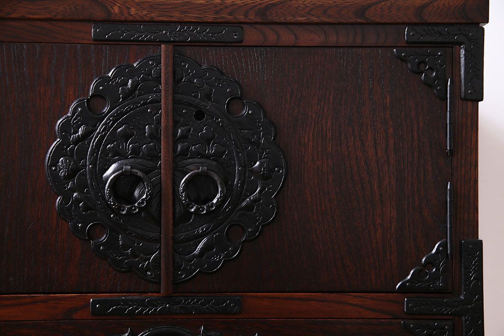 中古　岩谷堂箪笥　開き戸付き　上質な和の雰囲気漂う立長箪笥(和タンス・チェスト)(定価約38万円)