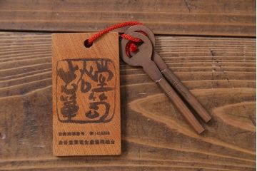 中古　岩谷堂箪笥　開き戸付き　上質な和の雰囲気漂う立長箪笥(和タンス・チェスト)(定価約38万円)