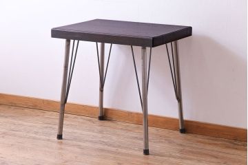 リメイク品　古材使用　欅材の深い色味が魅力の鉄脚テーブル(サイドテーブル、作業台、カフェテーブル)(R-029727)