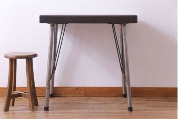 リメイク品　古材使用　欅材の深い色味が魅力の鉄脚テーブル(サイドテーブル、作業台、カフェテーブル)(R-029727)