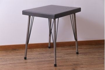 リメイク品　古材使用　欅材の深い色味が魅力の鉄脚テーブル(サイドテーブル、作業台、カフェテーブル)(R-029727)