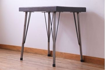 リメイク品　古材使用　欅材の深い色味が魅力の鉄脚テーブル(サイドテーブル、作業台、カフェテーブル)(R-029727)