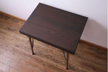 リメイク品　古材使用　欅材の深い色味が魅力の鉄脚テーブル(サイドテーブル、作業台、カフェテーブル)(R-029727)