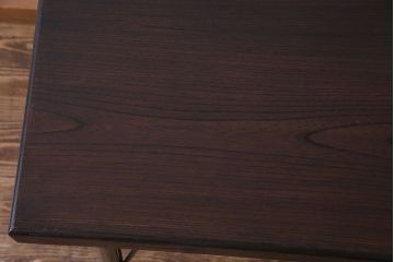 リメイク品　古材使用　欅材の深い色味が魅力の鉄脚テーブル(サイドテーブル、作業台、カフェテーブル)(R-029727)