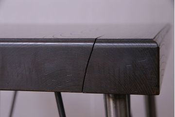リメイク品　古材使用　欅材の深い色味が魅力の鉄脚テーブル(サイドテーブル、作業台、カフェテーブル)(R-029727)