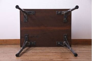 リメイク品　古材使用　欅材の深い色味が魅力の鉄脚テーブル(サイドテーブル、作業台、カフェテーブル)(R-029727)