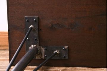 リメイク品　古材使用　欅材の深い色味が魅力の鉄脚テーブル(サイドテーブル、作業台、カフェテーブル)(R-029727)