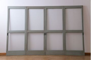 ペイント家具　光を取り込む銀モールガラス入り格子戸(ガラス戸、引き戸、建具)