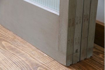 ペイント家具　光を取り込む銀モールガラス入り格子戸(ガラス戸、引き戸、建具)