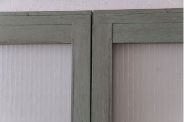 ペイント家具　光を取り込む銀モールガラス入り格子戸(ガラス戸、引き戸、建具)