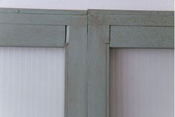 ペイント家具　光を取り込む銀モールガラス入り格子戸(ガラス戸、引き戸、建具)