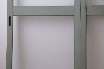 ペイント家具　光を取り込む銀モールガラス入り格子戸(ガラス戸、引き戸、建具)