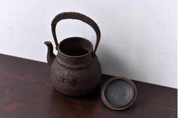 アンティーク雑貨　古民具　年季がかった貝尽くし鉄瓶(鉄ビン、茶道具)