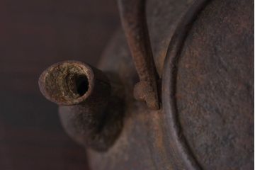 アンティーク雑貨　古民具　年季がかった貝尽くし鉄瓶(鉄ビン、茶道具)