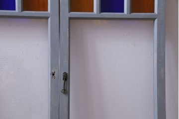 昭和レトロ　色ガラスがアクセントのペイントガラス戸(窓)2枚セット(2)