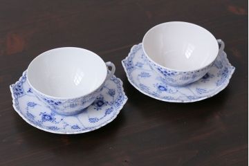 アンティーク雑貨　中古　ROYAL COPENHAGEN(ロイヤルコペンハーゲン)　ブルーフルーテッド　フルレース　カップ&ソーサー(ティーカップ、洋食器)2客セット(定価約8万6千円)(1)