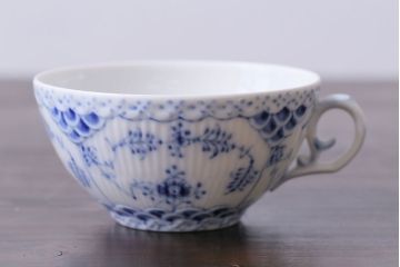 アンティーク雑貨　中古　ROYAL COPENHAGEN(ロイヤルコペンハーゲン)　ブルーフルーテッド　フルレース　カップ&ソーサー(ティーカップ、洋食器)2客セット(定価約8万6千円)(1)