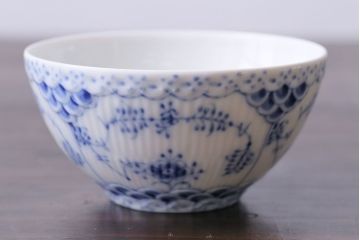アンティーク雑貨　中古　ROYAL COPENHAGEN(ロイヤルコペンハーゲン)　ブルーフルーテッド　フルレース　カップ&ソーサー(ティーカップ、洋食器)2客セット(定価約8万6千円)(1)